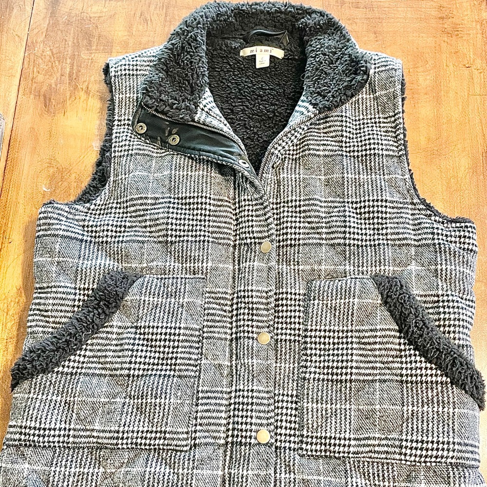 Like New - Black and White Vest - Size Large